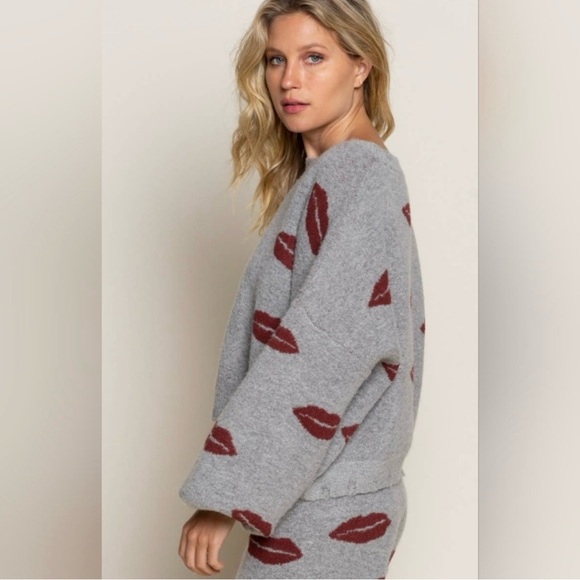 💋 ✨ POL ✨💋 Kisses Oversized Cropped Fit Distressed Sweater Raw Hem Size Small - Picture 2 of 7